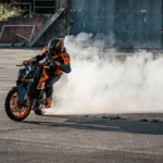 554178_MY24 KTM 990 DUKE_Action _Action_ACTION_01_ACTION